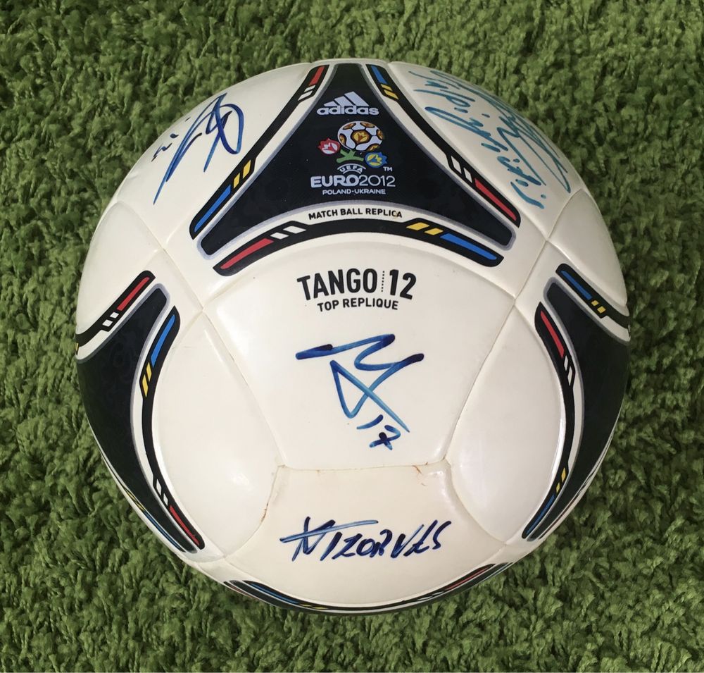 Pilka Adidas Tango 12 z autografami Reprezentacji Grecji EURO 2012