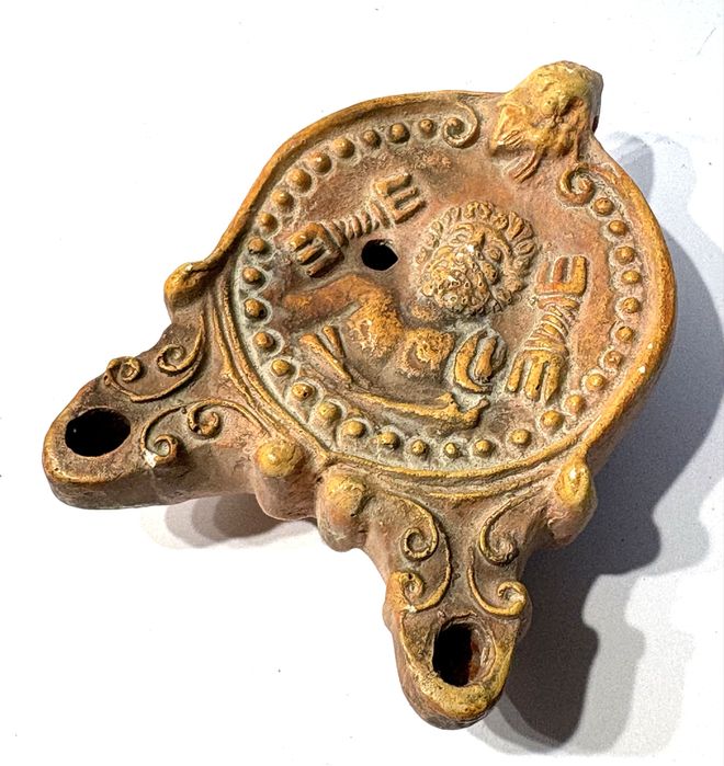 Linda lucerna romana em terracota - réplica