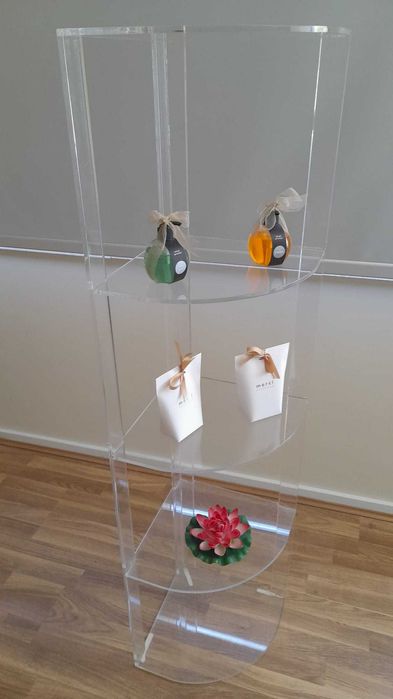 Vitrine de canto em Acrílico
