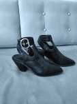 Buty kowbojki z odkrytą piętą.
