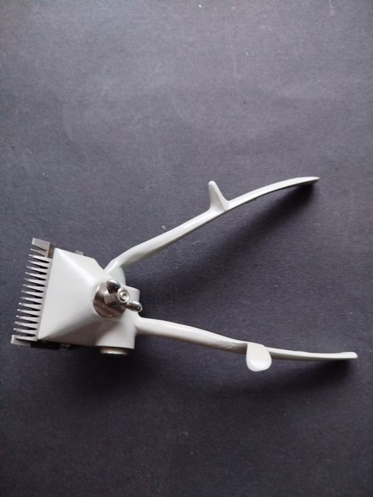 Ручна механічна машинка для стрижки.