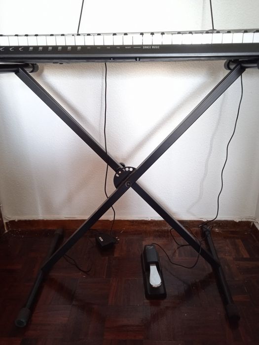 Teclado/piano + tripé + pedal