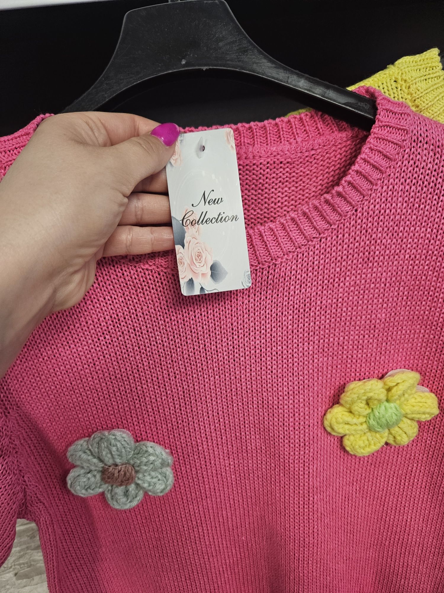 Nowy z metką sweterek z krótkim rękawem w kwiaty New Collection różowy