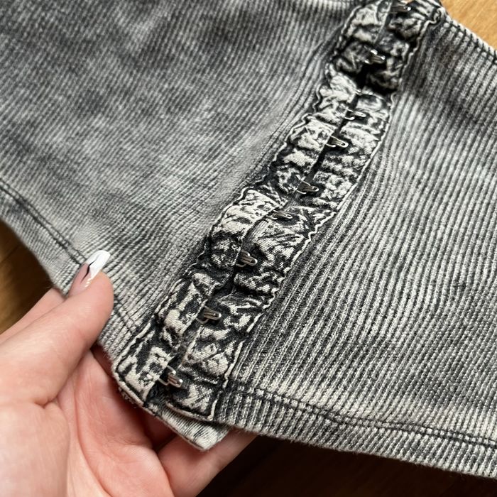 szaro czarny crop top zapinany z przodu Primark