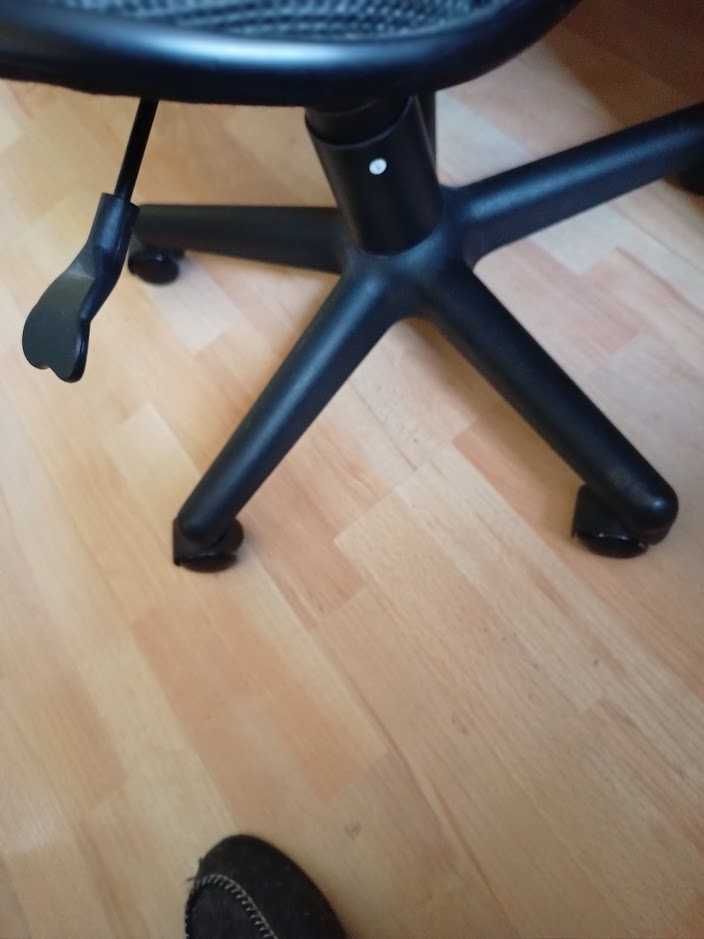 Biurko i krzeslo obrotowe .Biurko 100 zl. Krzesło 70 zl.