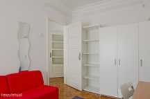 175 - Quarto com cama de solteiro em...