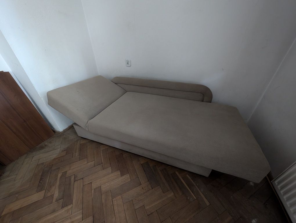 Tapczan z pojemnikiem na pościel
