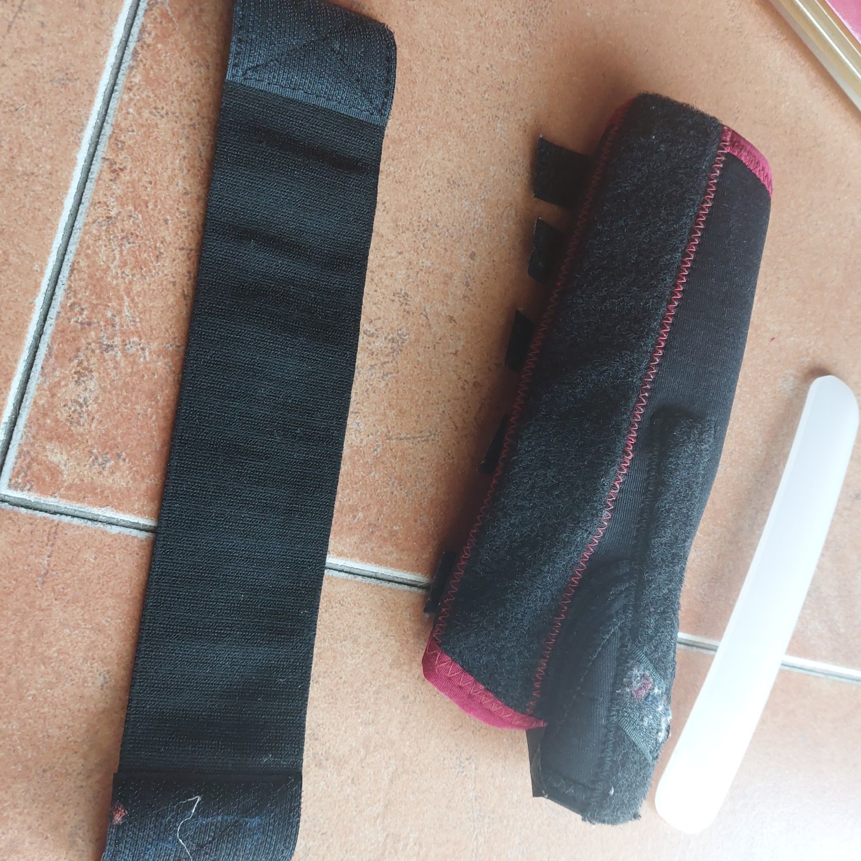 Pulso elástico reforçado   com ajustes em velcro.  Pouco usado