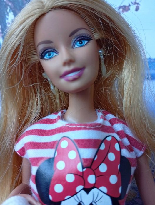 Barbie 2010 com modelo Disney