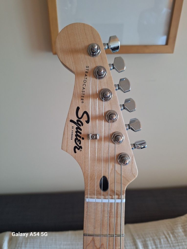 Vendo Squier Guitarra com amplificador e capa para guitarra com alças