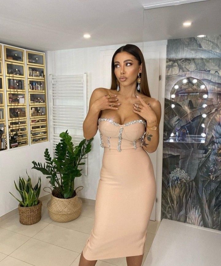 Bandazowa sukienka obcisła midi bezowa nude brylanty