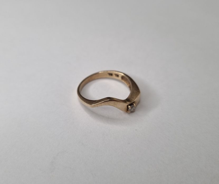 Asymetryczny złoty pierścionek z cyrkonią złoto 333