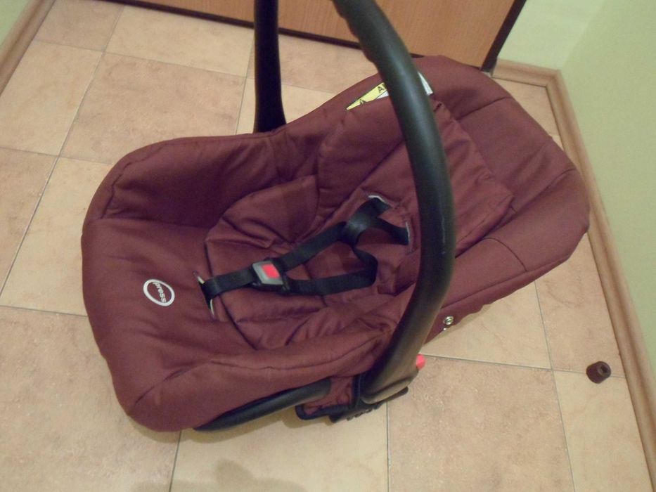 Fotelik samochodowy , nosidełko do 10 kg firmy Karwala nowe .