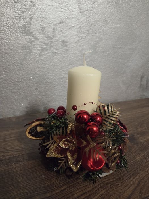 czerwono-złoty stroik świąteczny świeca dekoracja na stół