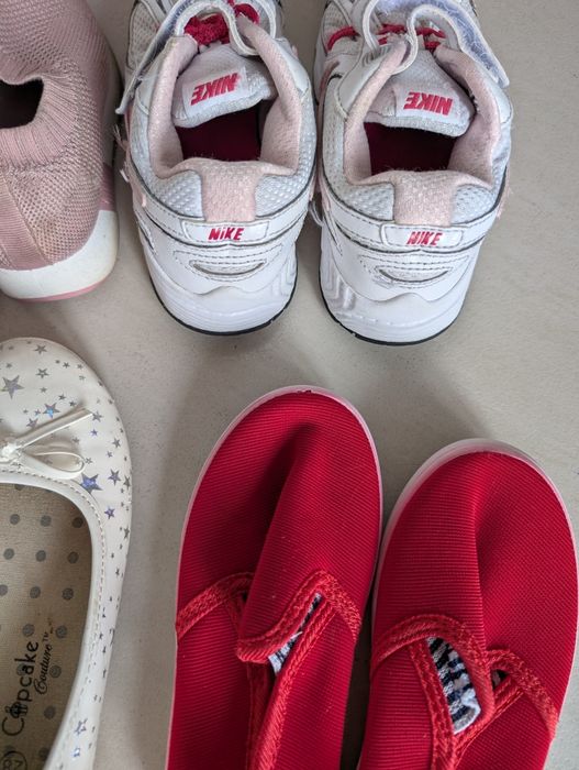 7 par butów dla 3-4 latka. Wszystkie w stanie dobrym, do chodzenia.