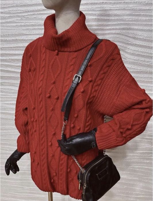 Красный удлиненный свитер с воротником платье