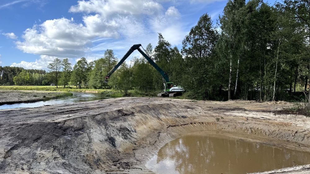 Kopanie stawów i odmulanie zbiorników – koparka LONG