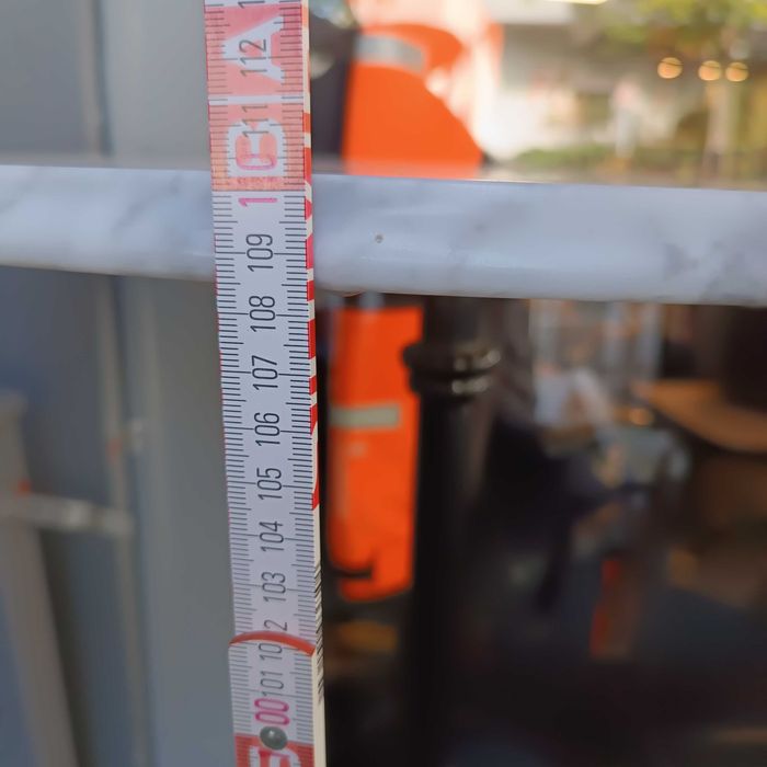 Stolik żeliwny z marmurowym blatem.