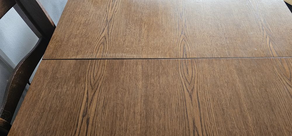 4 krzesła I rozkładany stół.