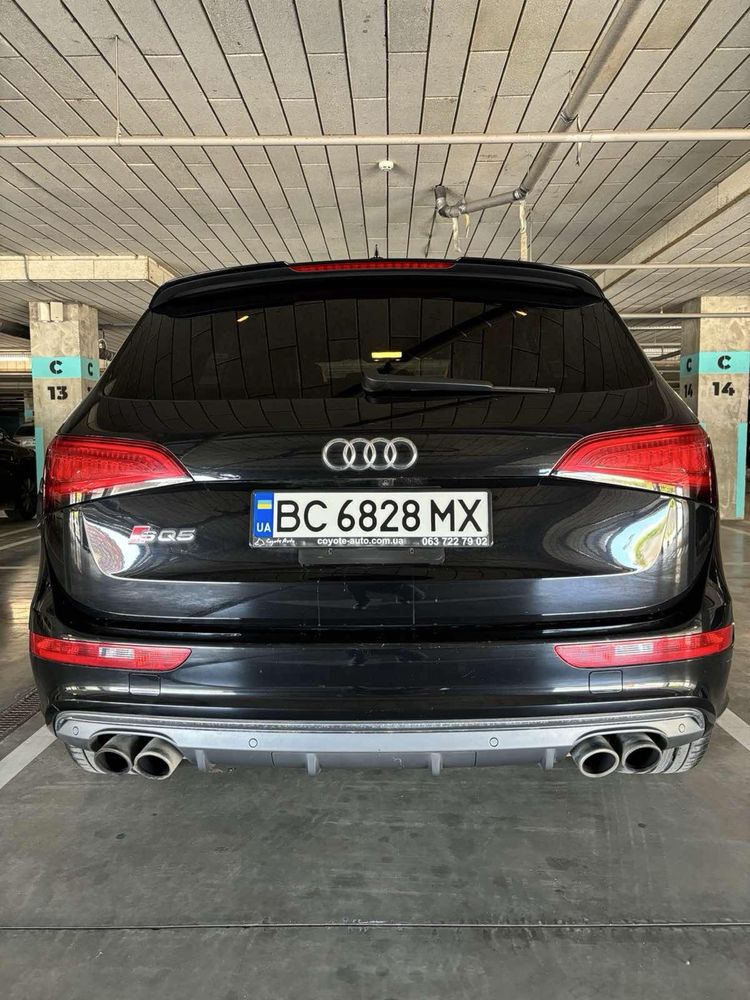 Автомобіль AUDI SQ5
