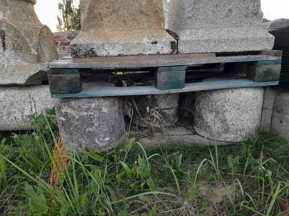 Kolumny granitowe zabytek  zestaw wieloelementowy. 5 kompletów
