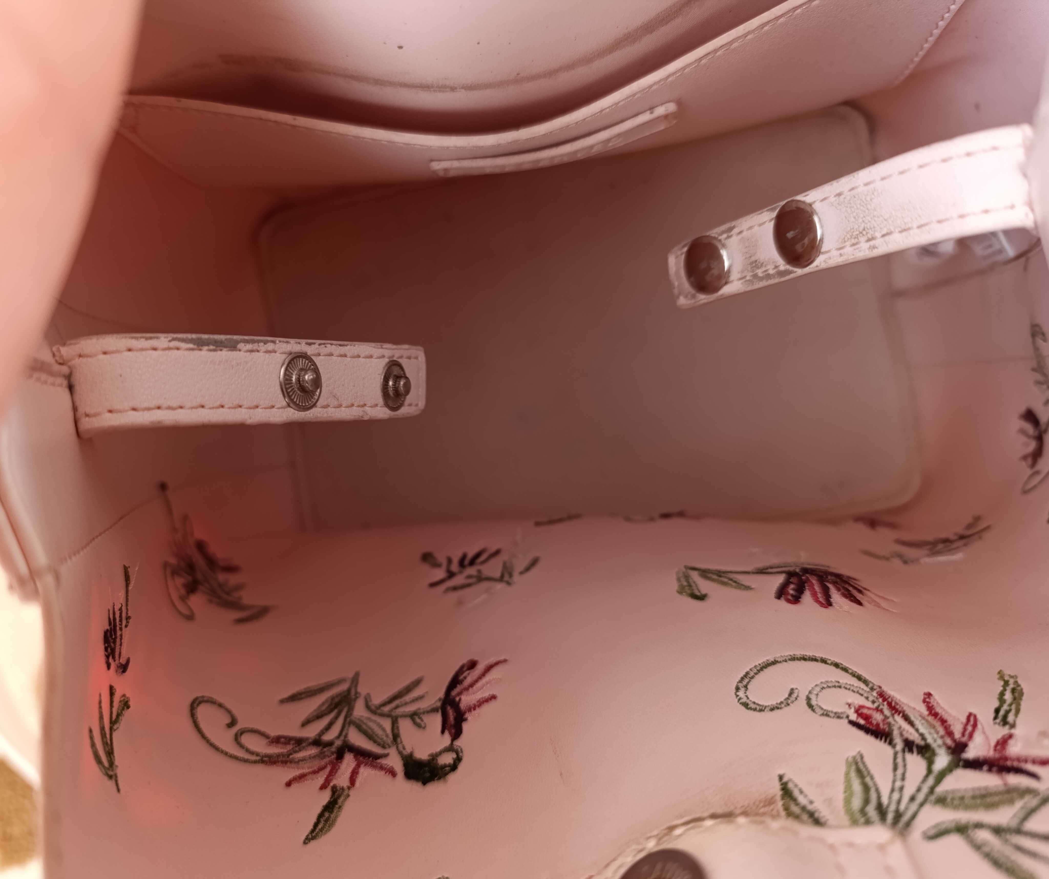 Pudrowy róż torebka Reserved długi pasek kwiaty diamenciki