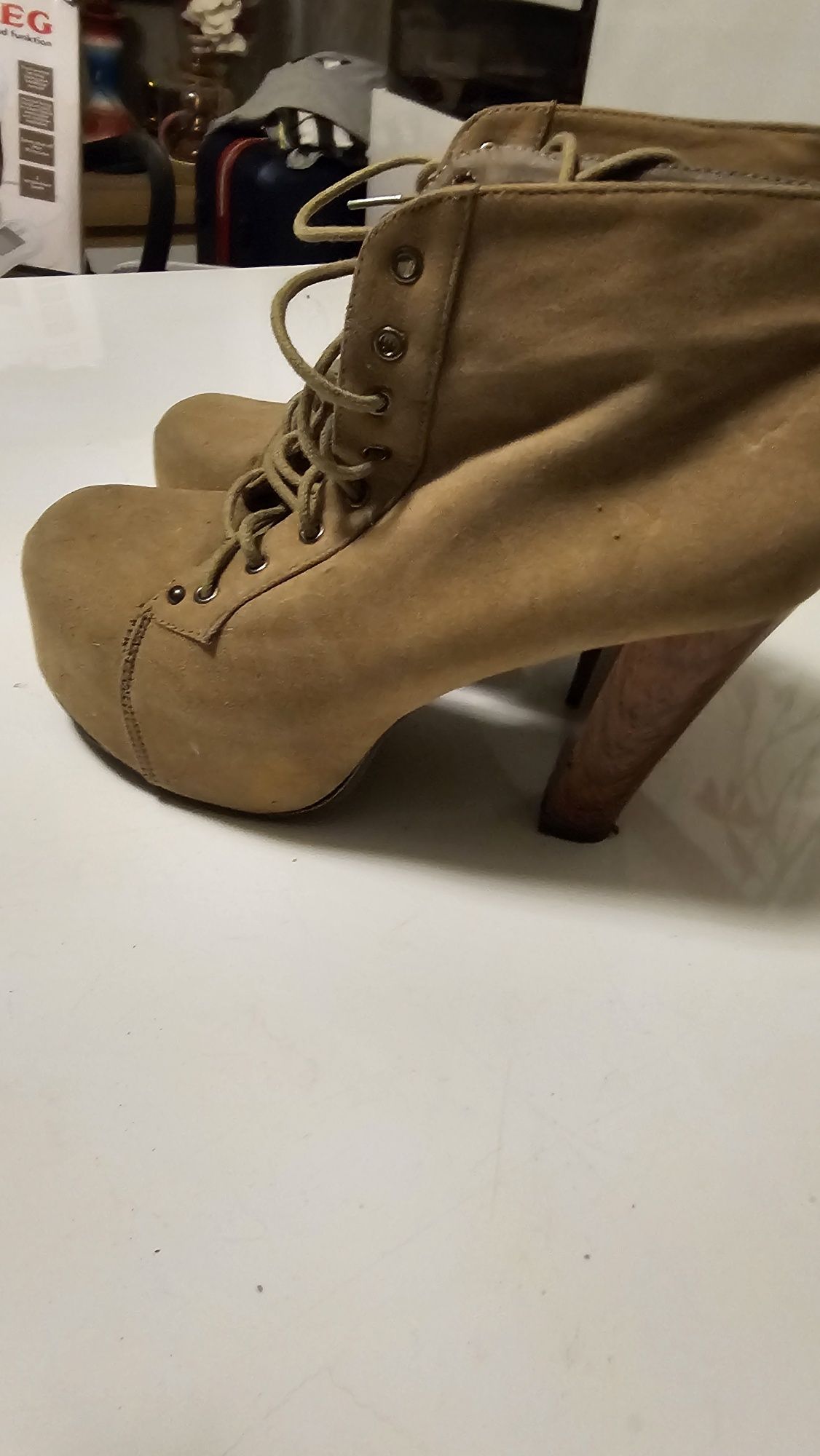 Buty na wysokich spodach 40