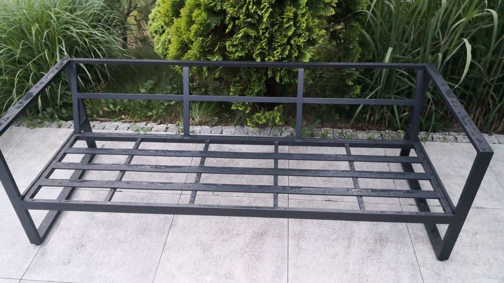 Dostępny zestaw meble ogrodowe Vonge sofa dwa fotele, stolik.