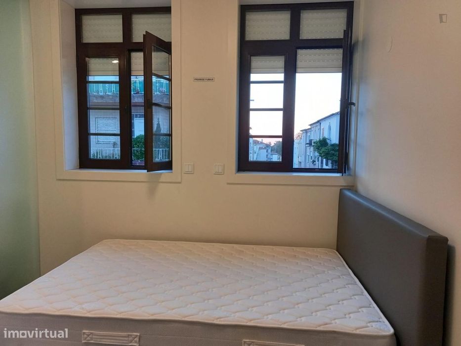 420471 - Quarto com cama de casal, com casa de...