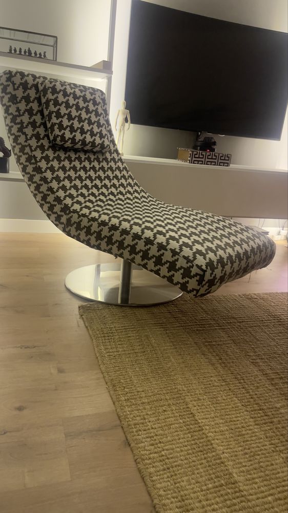Cadeirao preto e branco xadrez com pe  inox rotativo