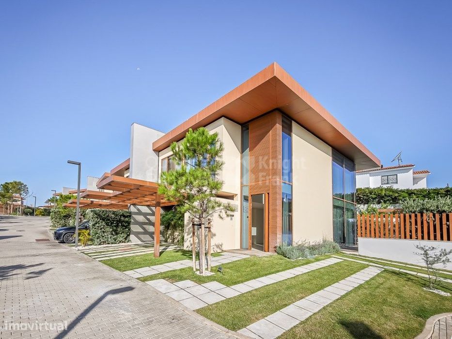 Moradia T4 com jardim e piscina no condomínio Garden Cascais