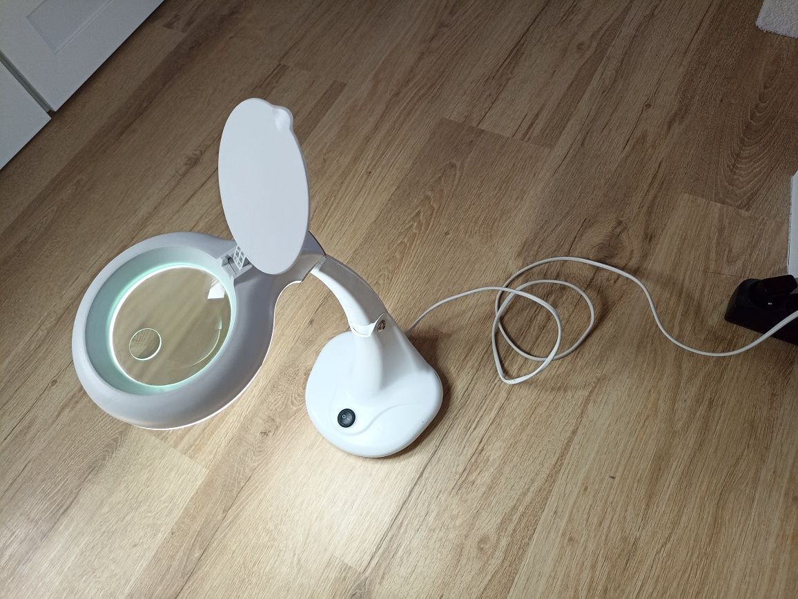 Lampa ze szkłem powiększającym