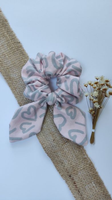 Ekologiczna gumeczka scrunchie z kokardą szyta z materiałów z odzysku
