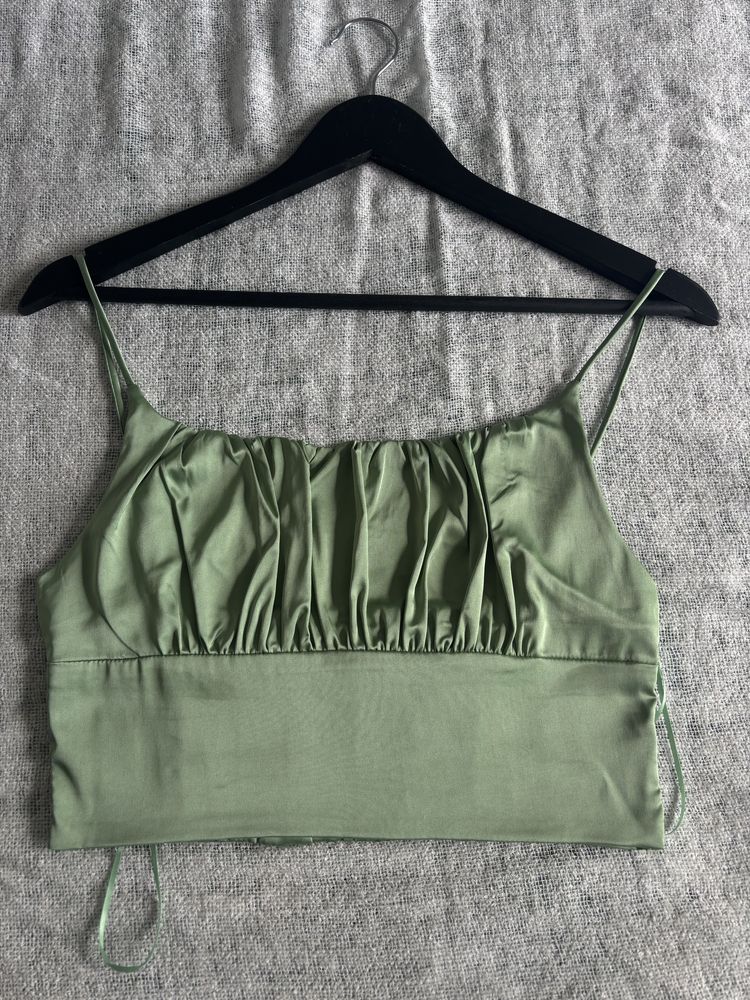 Oliwkowy croptop na ramiaczkach w bardzo dobrym stanie uniwersalny