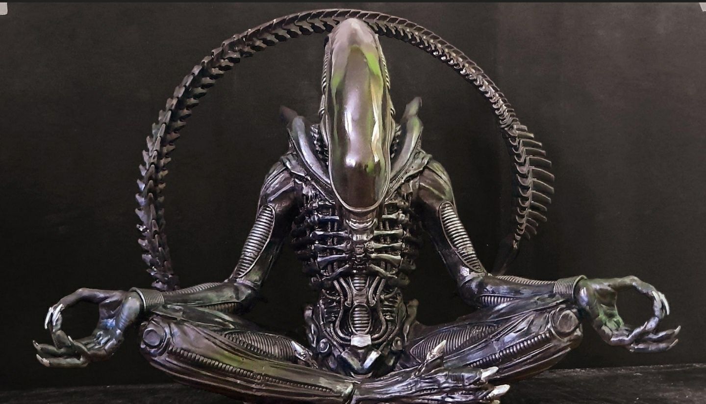 Figura Alien Xenomorph a meditar
