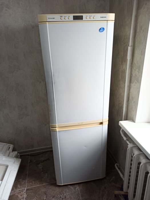 Холодильник двухкамерный Samsung RL33 No Frost.