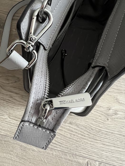 Szara skórzana oryginalna torebka Michael Kors Selma