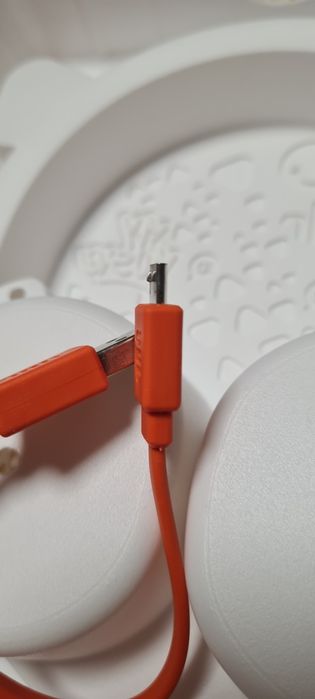 Дитячі блютус навушники JBL300BT з мікрофоном
В повній комплектації. З