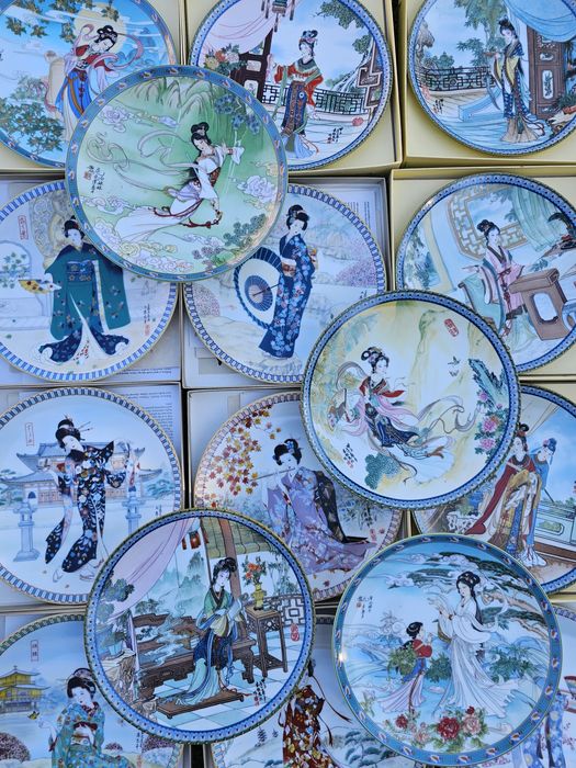 Колекційні тарілки «Красуні Червоної садиби».