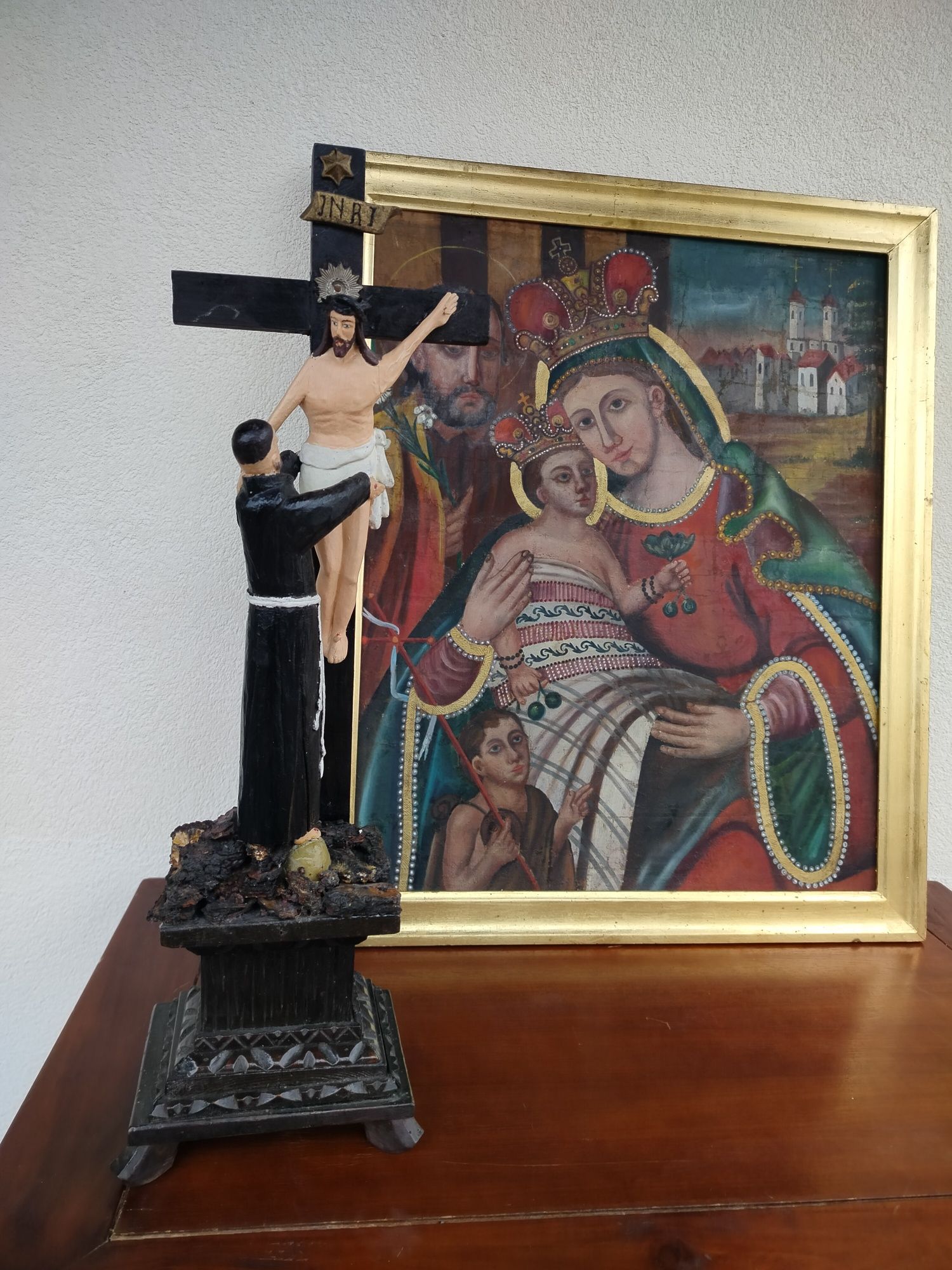 Duży stary imponujący drewniany krzyż pasyjka