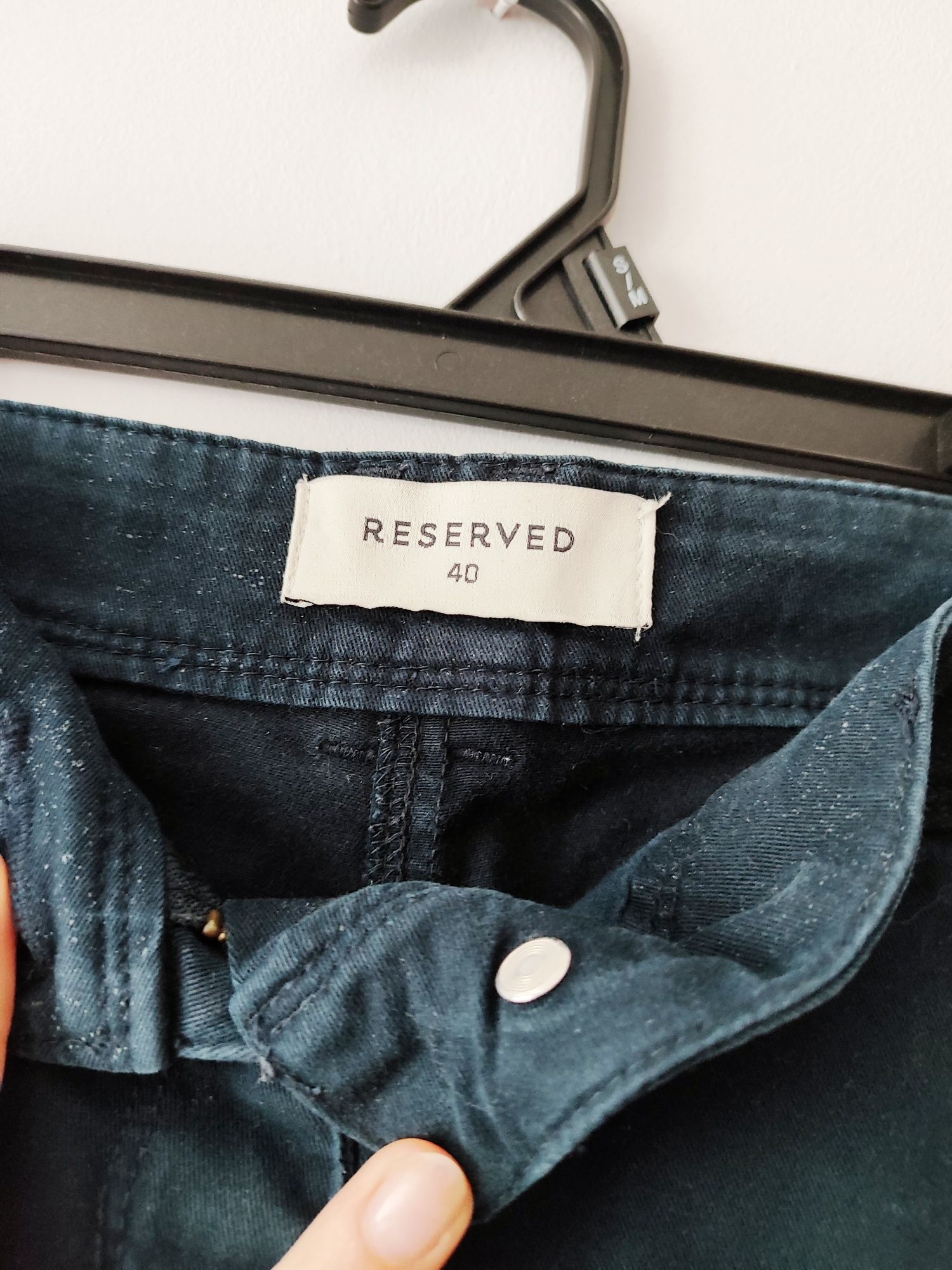 granatowe jeansy damskie skinny Reserved