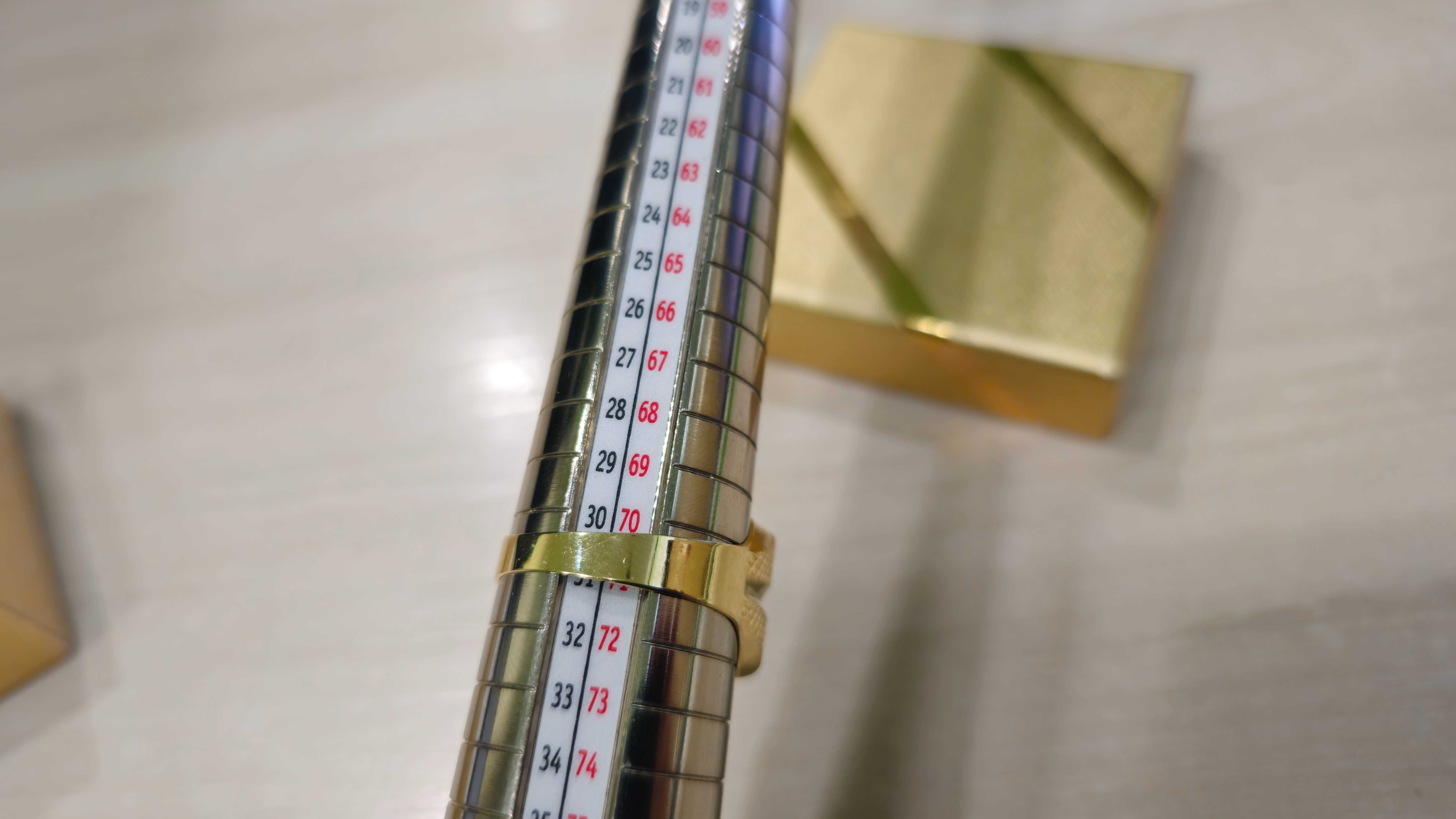 Nowy złoty sygnet kwadratowy z wzorem PR 585 duży rozmiar
