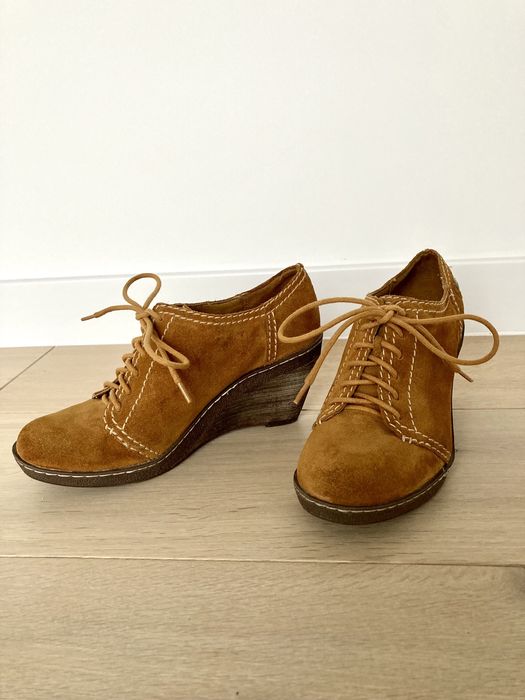 Skórzane buty botki na koturnie Clarks / karmelowe 37