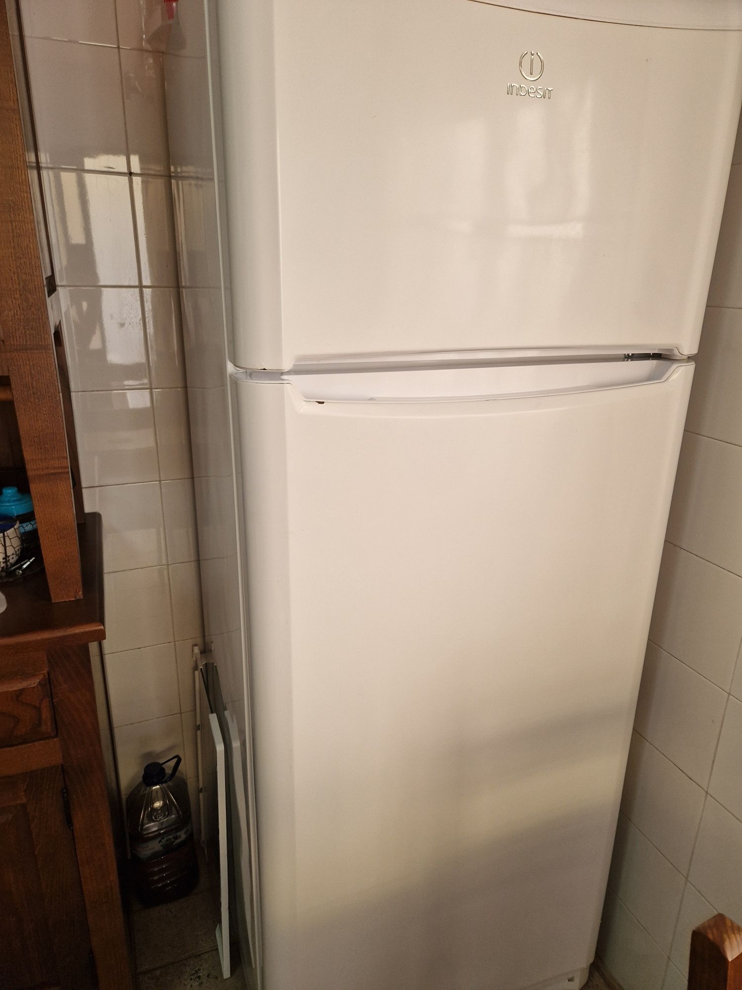 Louceiro com mesa e cadeiras