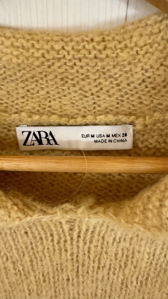Кроп светер з коміром та обʼємним рукавом від zara