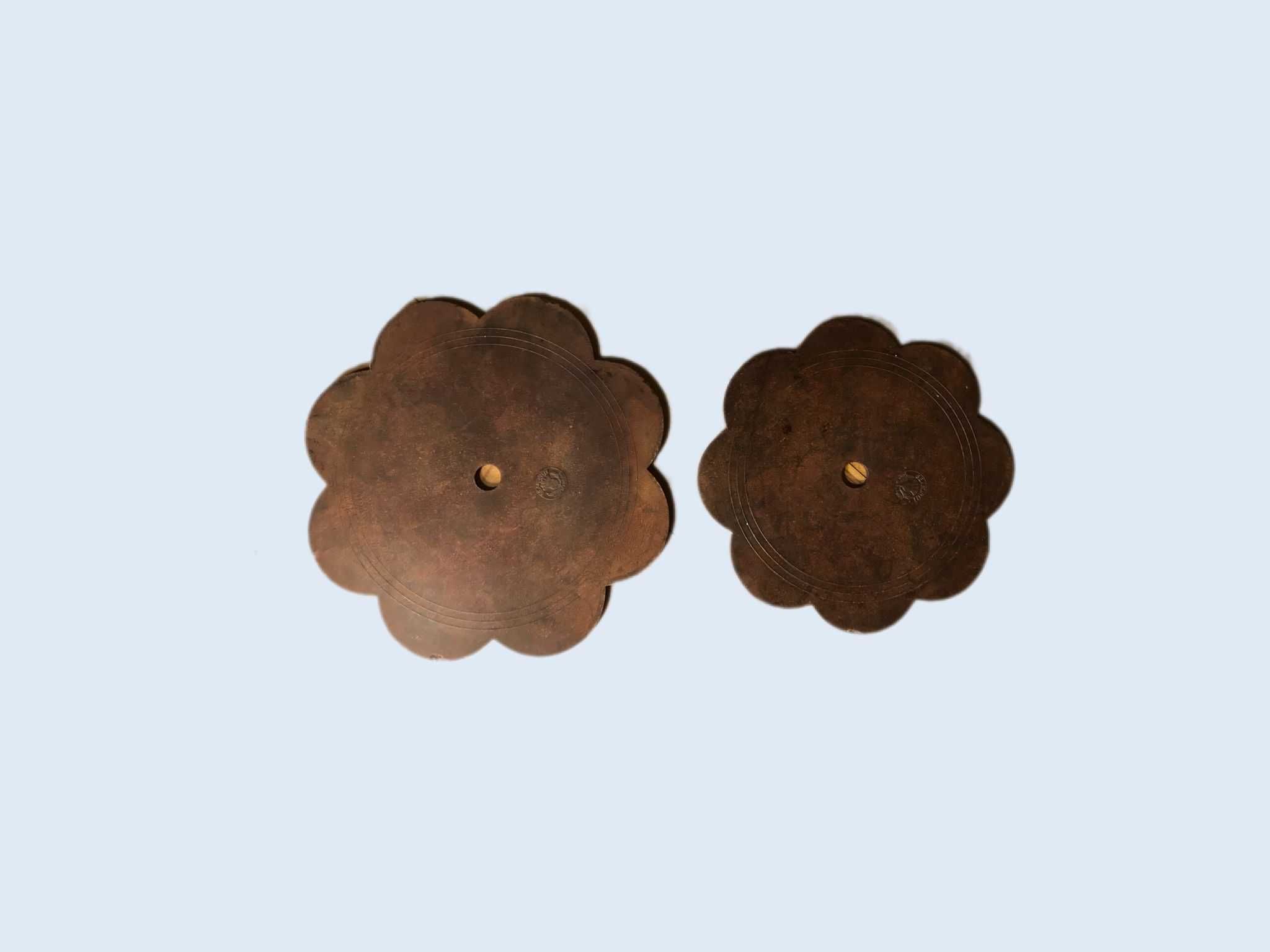 2 Bases Seaforth em formato de flor em tom castanho – Made in England