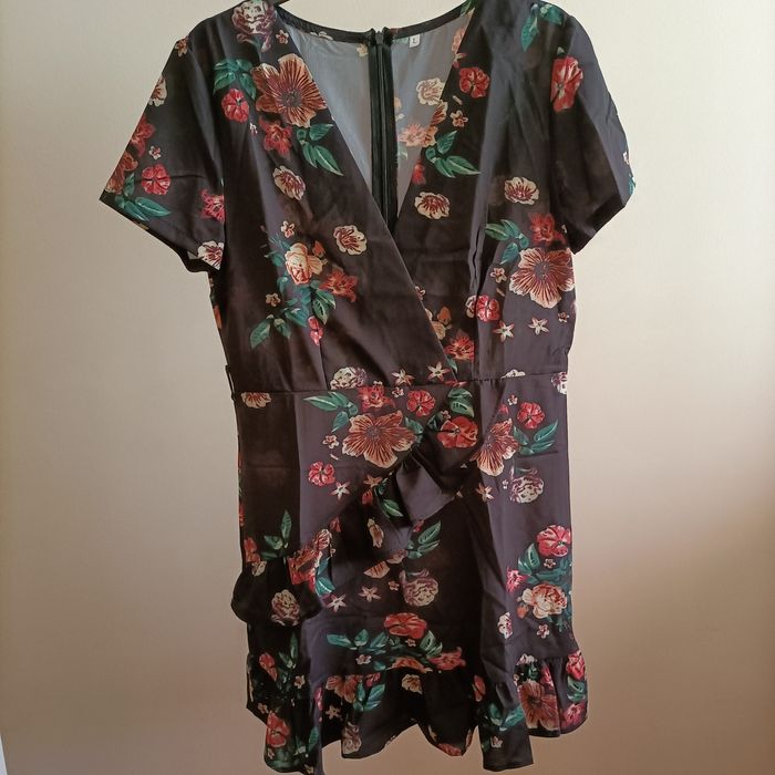 Vestido preto com flores