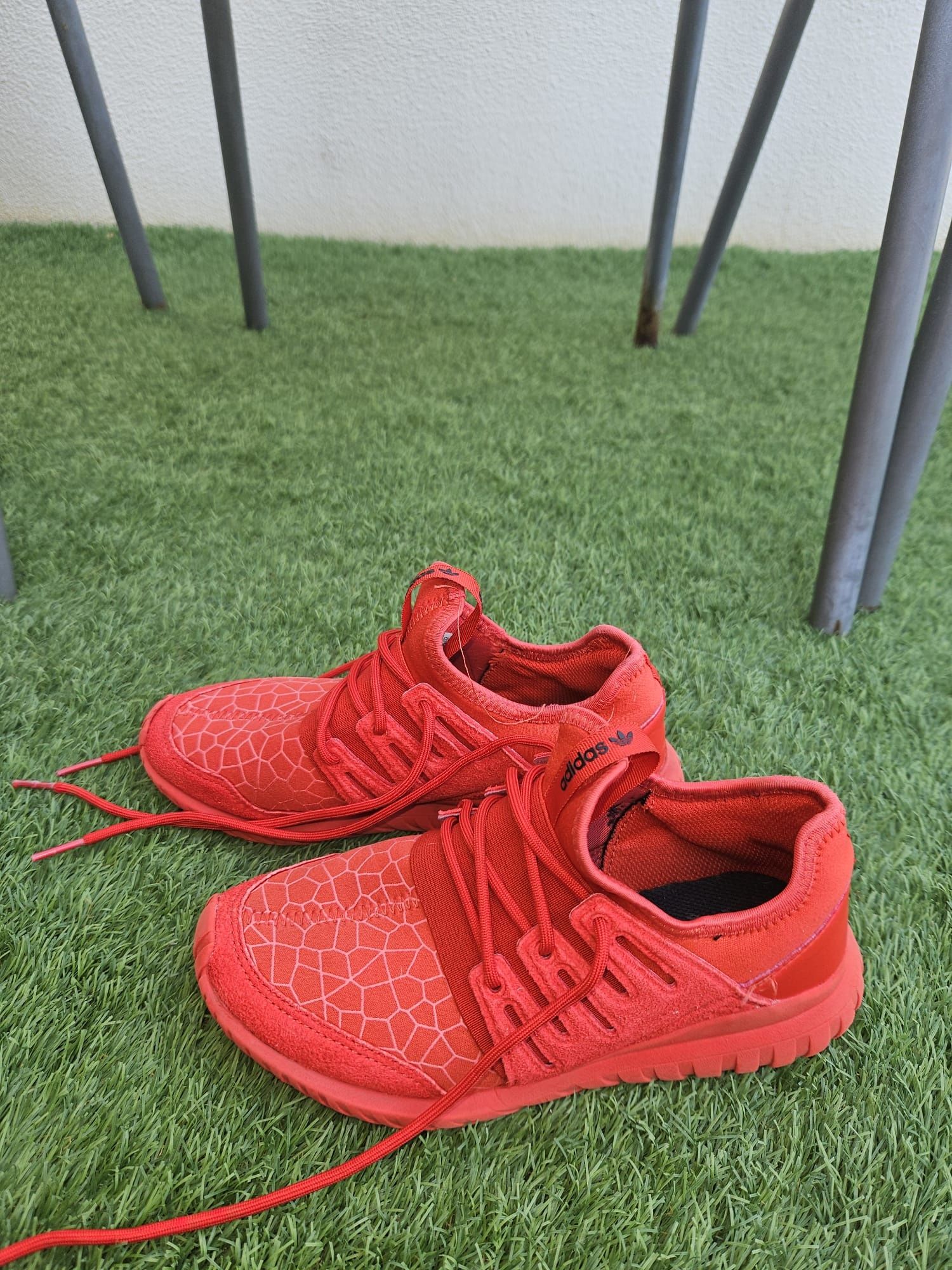 Ténis Adidas Originals Tubular vermelhos