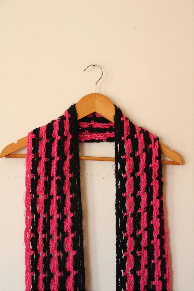 Cachecol entrançado rosa e preto