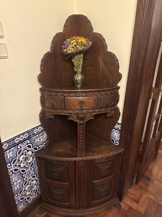 Móvel de canto em madeira